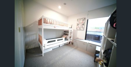 First floor 2 Bedroom Apartment, just moments to shops and local amenities - Photo 5