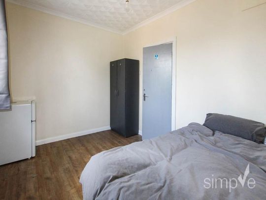 1 bedroom in a house share to rent - Photo 1