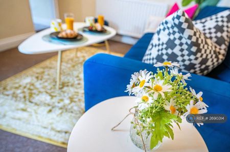 2 bedroom flat to rent - Photo 2