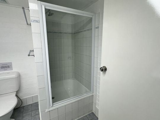 Large 2 bedroom unit in convenient location - Photo 1