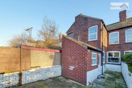 3 bedroom terraced house to rent - Photo 2