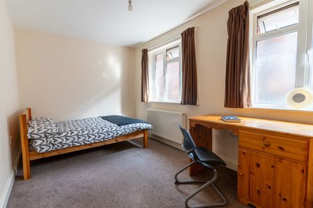 7 Bed Semi-Detached House, Burlington Road, SO15 - Photo 4