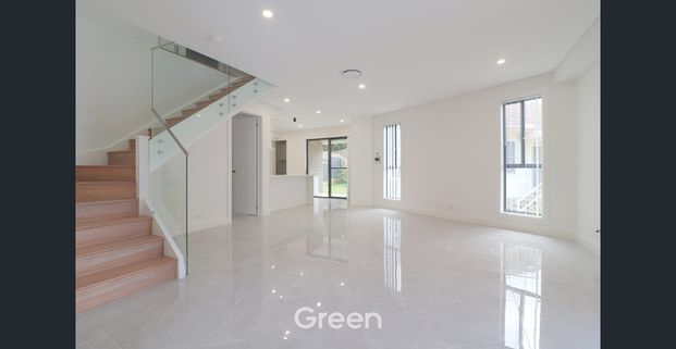 Modern, Stylish Five-Bedroom Duplex in Prime Meadowbank Location! - Photo 1