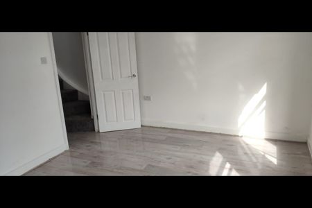 3 Bed Maisonette, Norfolk Road, RG30 - Photo 3