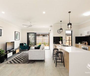 FOUR BEDROOM 2 BATHROOM TOWNHOUSE WITH SINGLE LOCK UP GARAGE & COVE... - Photo 1