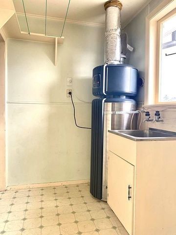 Central Location! 3-Bedroom Home - Photo 4