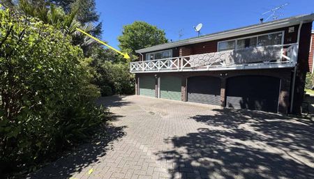 FABULOUS AND SPACIOUS THREE BEDROOM: - Photo 2