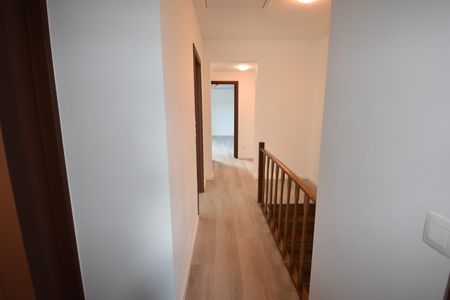 Instapklare halfopen woning met grote tuin en werkruimte. - Photo 3