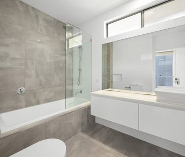 Stylish Townhouse in the Heart of Hawthorne - Photo 5