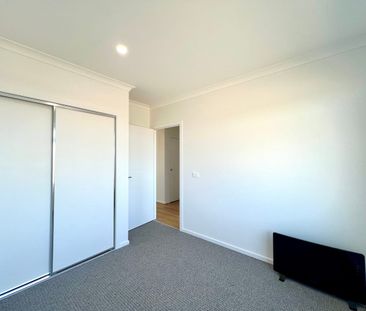 Stylish & Modern Townhouse in Mickleham - Photo 3