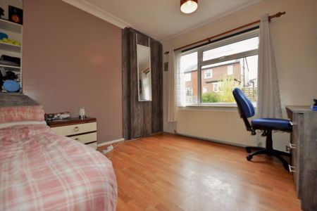 4 bedroom House in Langdale Avenue, Leeds - Photo 4