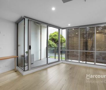 Stylish Modern Apartment Moments from North Melbourne Station - Photo 5