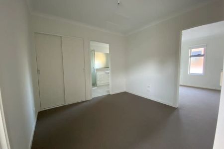 “MODERN 2 BEDROOM TOWNHOUSE IN PRIME LOCATION” - Photo 2