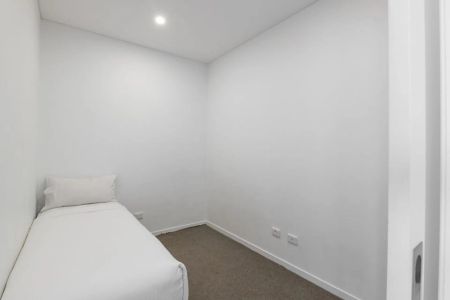 Modern Apartment with City Views in Prime South Brisbane Location - Photo 4