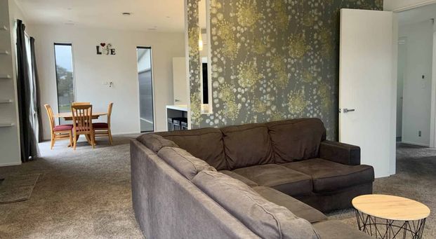 Immaculate Fully Furnished Spacious Modern Family Home! - Photo 1