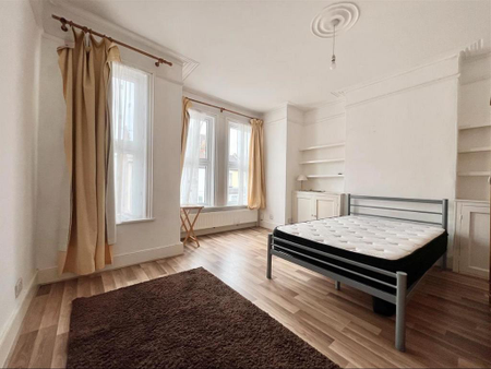 5 bedroom end of terrace house to rent - Photo 4