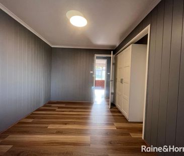 Modern Three Bedroom Home - Photo 5