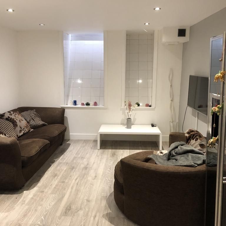 4 bedroom flat to rent - Photo 1