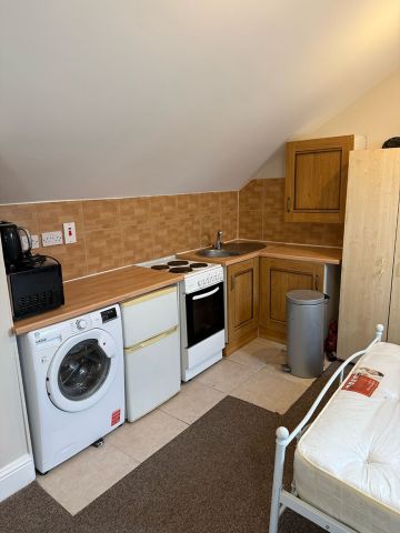 Studio Flat, Fulham Palace Road, W6 - Photo 2