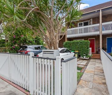 Luxury 3 Bedroom Tri-Level Townhouse with Parking | Glebe - Photo 1