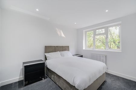 3 bedroom end of terrace house to rent - Photo 2