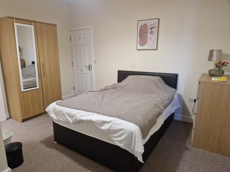 1 bedroom in a house share to rent - Photo 2