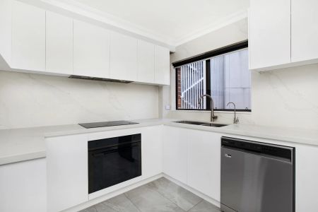 Whole Floor Penthouse Apartment With Triple Lock Up Garages - Photo 4