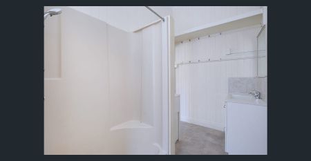 Rare Inner-City Acreage - Renovated Home on 3,791m² - Photo 4