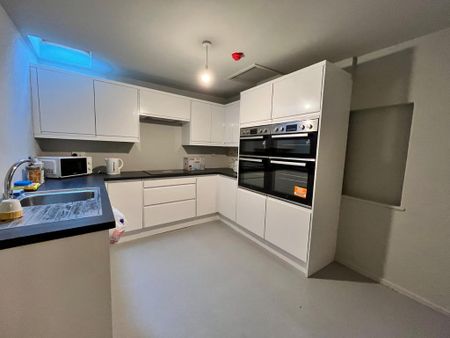 1 bedroom in a house share to rent - Photo 3
