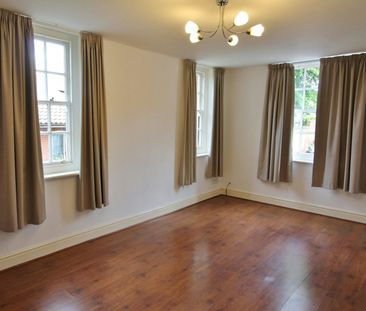 Flat to rent on - Photo 2