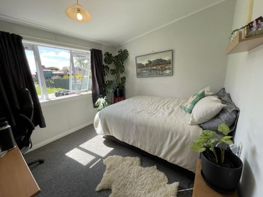 Stylish three bedroom home - Photo 1
