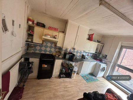 1 bedroom in a flat share to rent - Photo 5