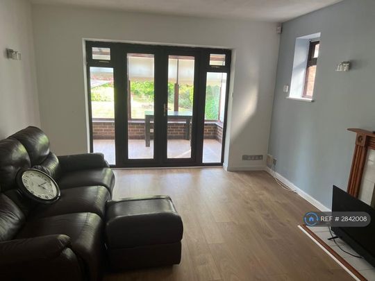 5 bedroom bungalow to rent - Photo 1