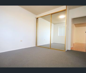 Modern & spacious 2 bedroom residence - Photo 5