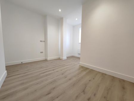 1 bedroom Flat To Let - Photo 3