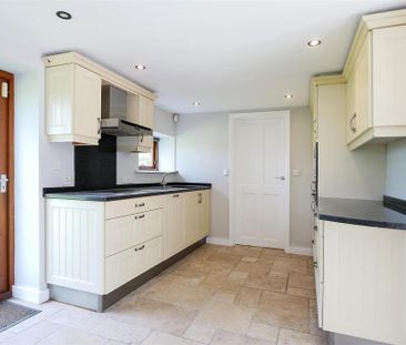 3 bedroom detached bungalow to rent - Photo 2
