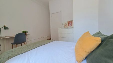Room in a shared 5-bedroom apartment for rent in Palacio, professionals and students only. - Photo 2