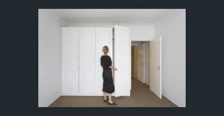 Oversized 3-level townhouse apartment, pets considered on application - Photo 3