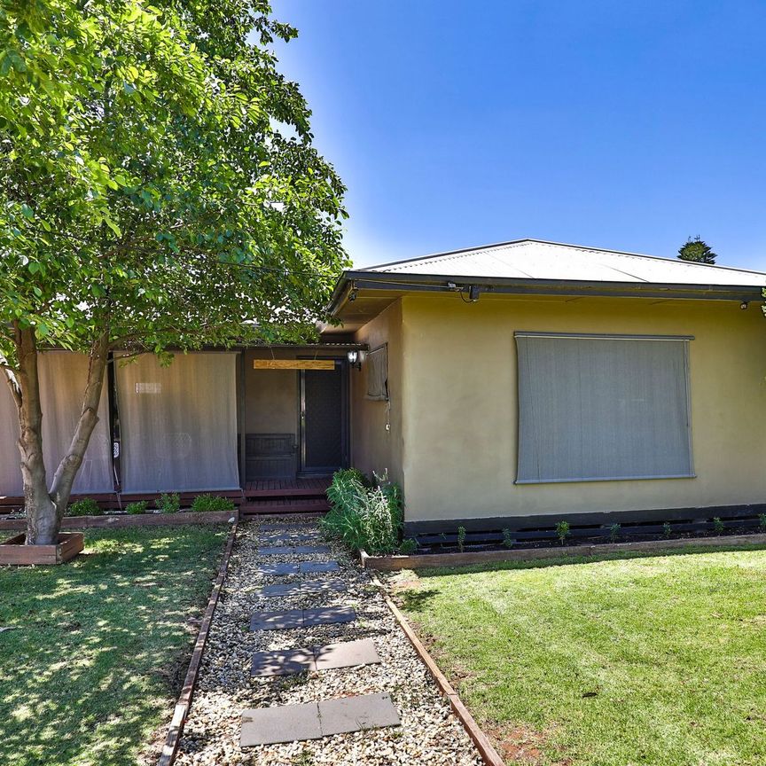 Ideally located 3 bedroom home - Photo 2