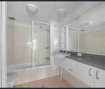 Light & Bright in Leafy Langshaw St - Photo 6