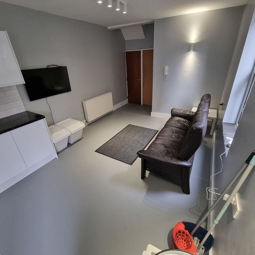 8 Bed Terraced House, Great Western St, M14 - Photo 1