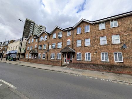 Price £1,800 pcm - Available Now - Part Furnished - Photo 4