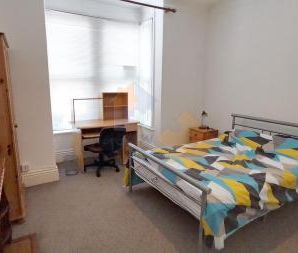 5 bedroom House To Let - Photo 4