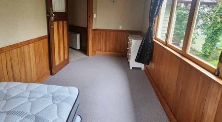 Queen Bedroom Furnished - Photo 4