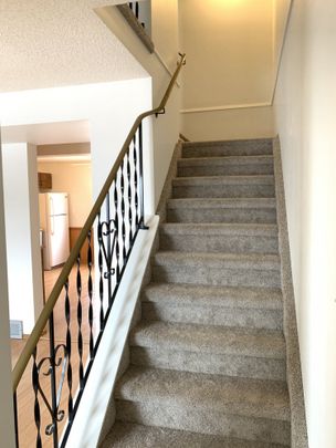 Spacious 3 Bedroom Townhouse in Glendale - Photo 1