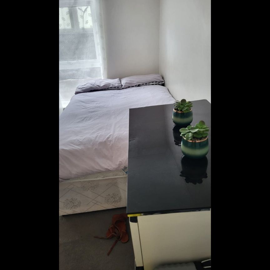 Studio Flat, Commercial Road, E14 - Photo 1