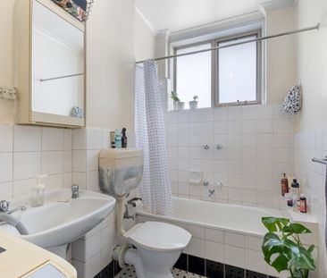 Chic South Yarra Living with Elevated Views and Unbeatable Convenience - Photo 3