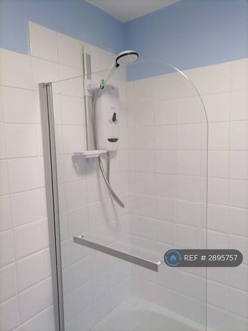 3 bedroom end of terrace house to rent - Photo 3