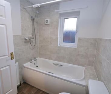 2 bedroom mews to rent - Photo 2