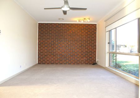 COSY 3 BEDROOM HOME IN GREAT LOCATION!!! - Photo 4